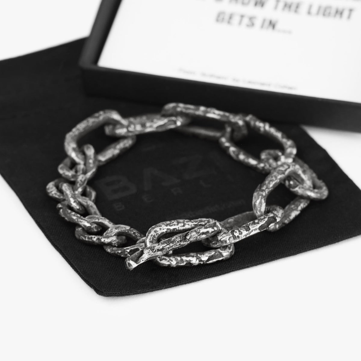 The Antares chain link bracelet in sterling silver in its elegant black jewelry box made in Berlin.