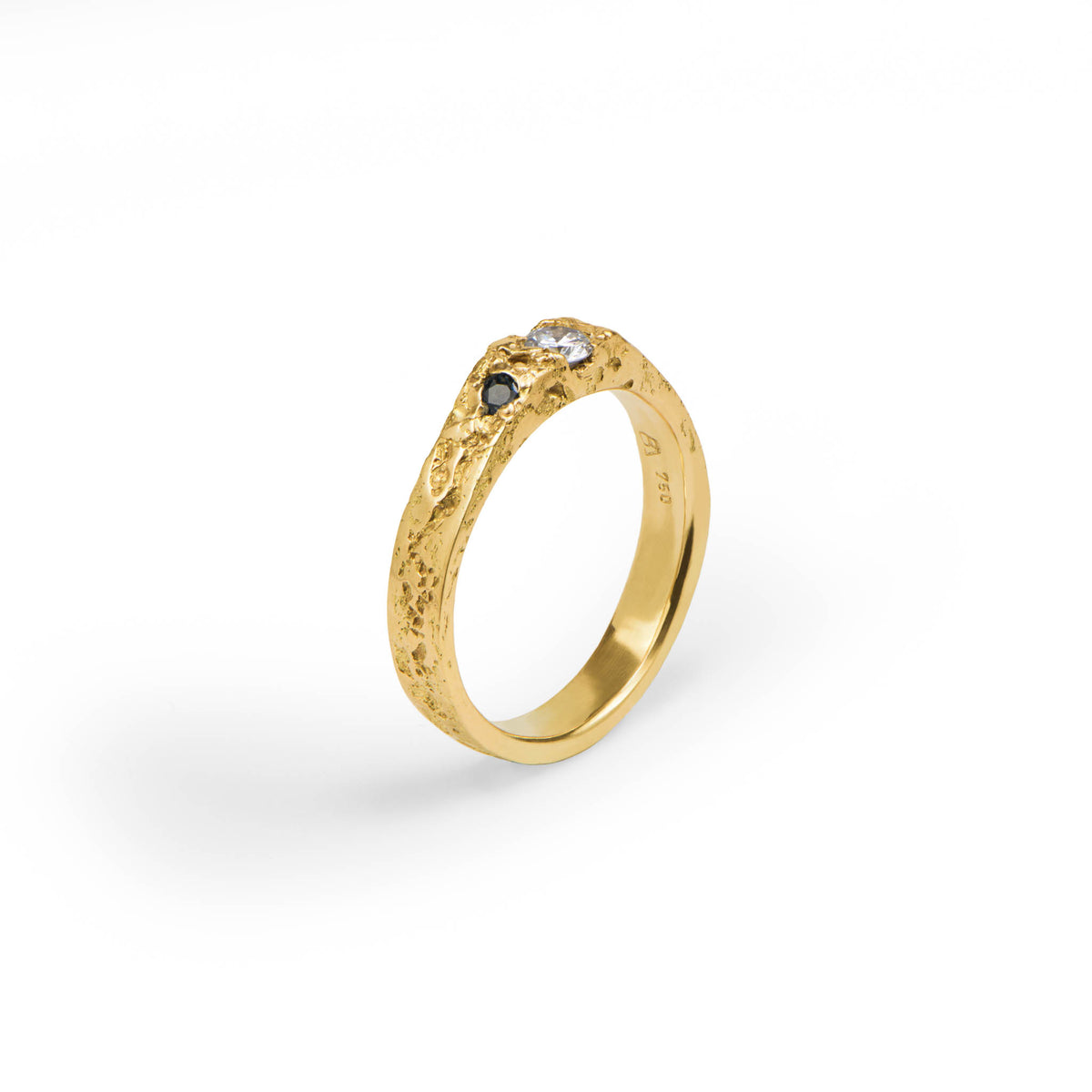 engagement ring in yellow gold with a clear diamond and two blue sapphires