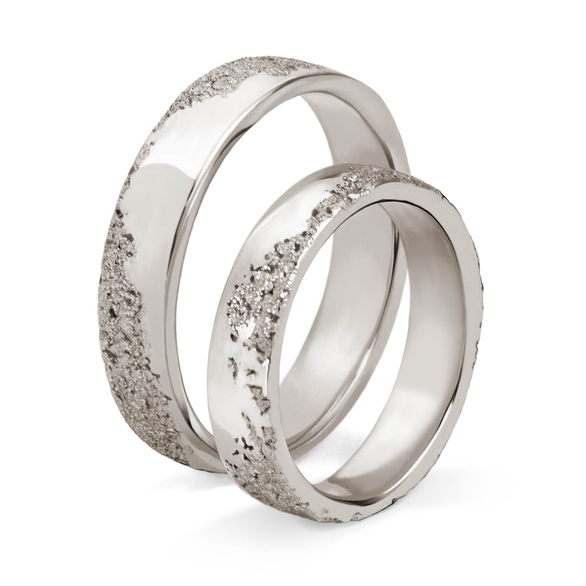 White gold wedding bands inspired by the beach and the sea, handmade by a Berlin jewelry studio.