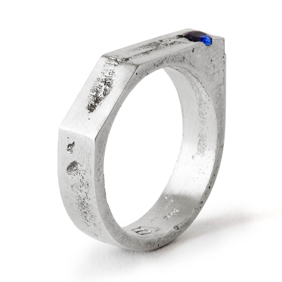 Handcrafted sterling silver Uúba IV Ring with blue spinel gemstone, featuring an angular textured band created in a Berlin jewelry studio.